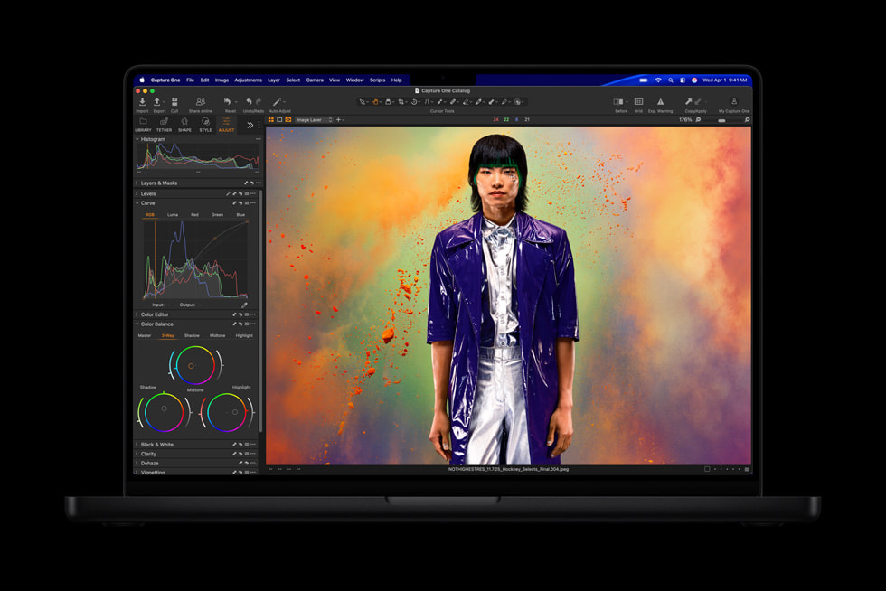 2026년 MacBook Pro 공식 제품 이미지. Mac 화면 위 전문 작업 흐름이 표시되어 있다.